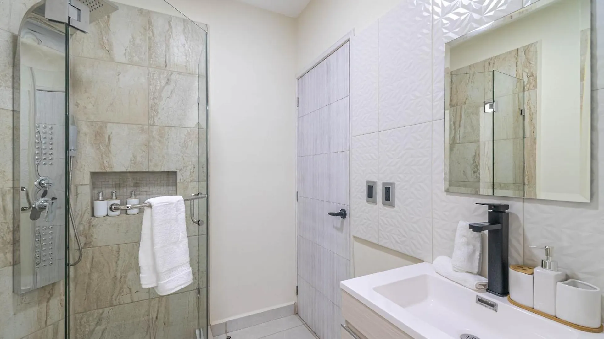 2 Bd Suite With Balcony, Rooftop Pool, Hot Tub, Gym #207 Playa del Carmen